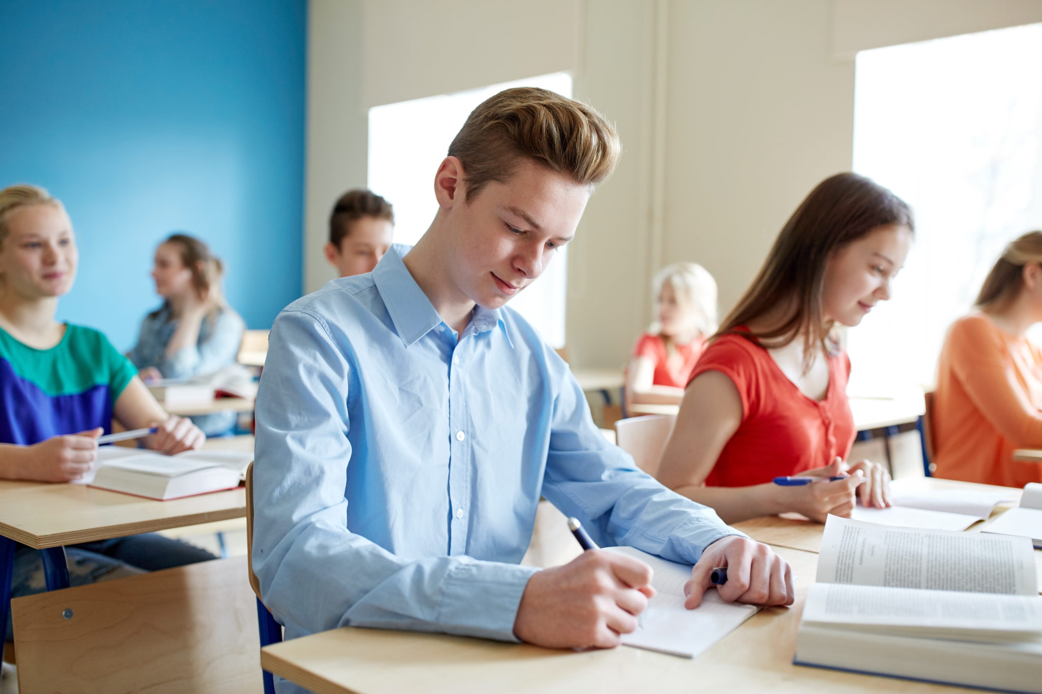 Testing school. Школьники готовятся к ОГЭ. Разный уровень подготовки учеников. Аудитория ЕГЭ. ЕГЭ стоковое фото.